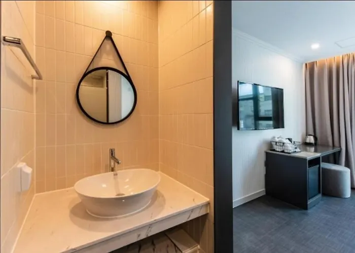 Brown Dot Deokcheon Hotel